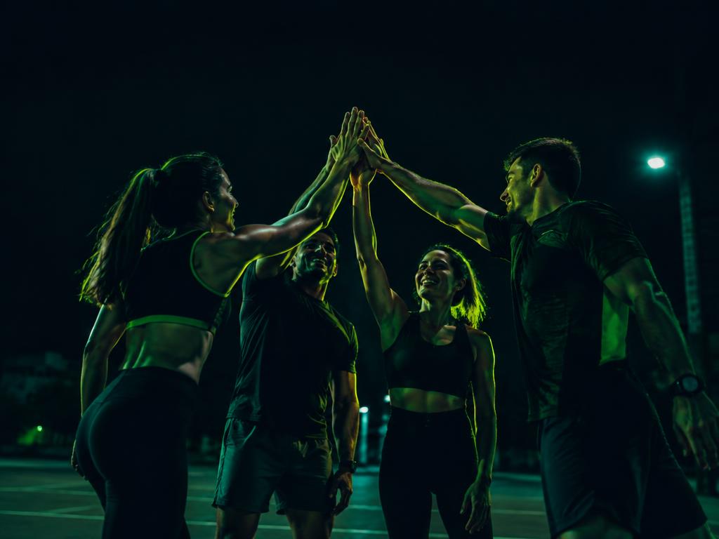 Grupo de amigos entrenando juntos