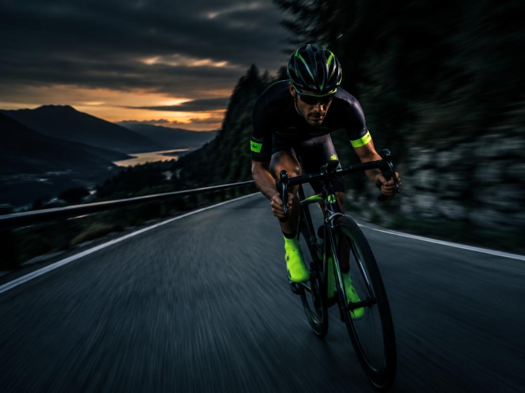 Ciclista en carretera de montaña